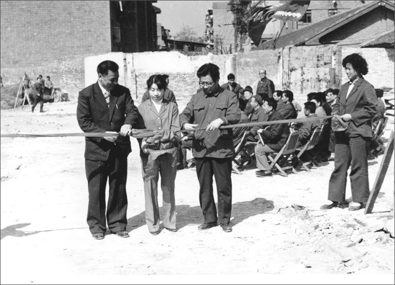 1986年，長虹彩電工程奠基，這樣的剪彩儀式，剪出了中國最大的彩電生產基地之一