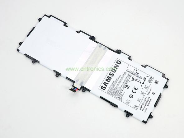 取出電池前要把周圍的帶狀電纜先拔出來，這個比較容易。Galaxy Note 10.1的電池容量為7000mAh,3.7V，預計續航時間8小時左右，重約136克，占據了整體重量的23%。不過為了減少機身厚度，電池做得很薄。