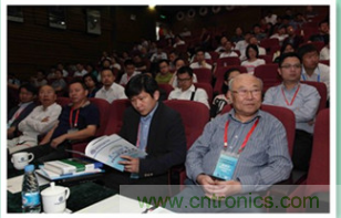 圖6：哈爾濱工業(yè)大學教授楊孝宗和蘇州納米技術與仿真研究所博導張鋌等專家坐鎮(zhèn)2015中國創(chuàng)客論壇，為中國創(chuàng)新加油！