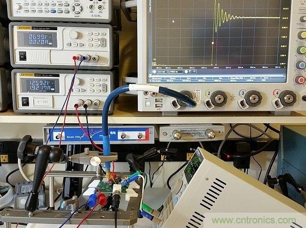圖3：用于DC/DC轉換器的完整儀器設置展示。測試板輸入電壓調節至12V，柵極驅動調節器供電電壓為7V。右下方顯示了負載，Keysight 90000-X示波器、Teledyne Lecroy PP066傳輸線探頭和Huber Suhner Sucoflex 100電纜等也都可以在圖上看見。
