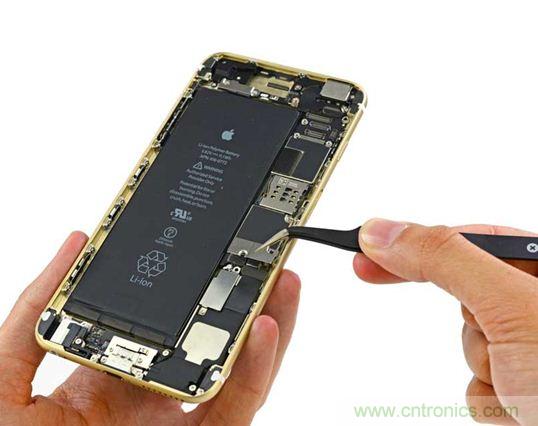 與iPhone 5S相比，電池尺寸更大，電池效率提高了16%。整部手機看起來就像一件藝術品，但看不到太多的內部構造。（來源：iFixit）