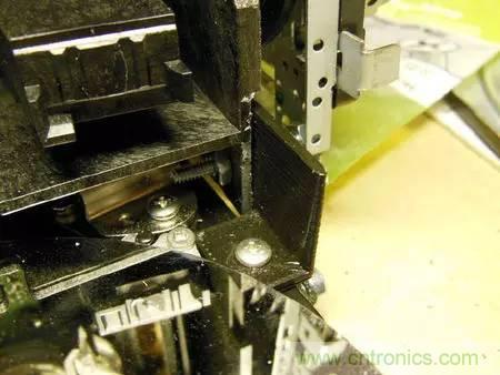 廢舊收音機如何變身成酷炫機器人?