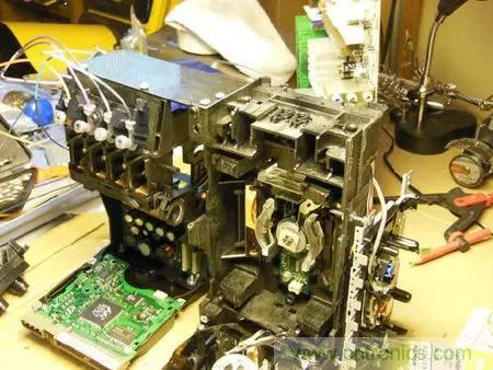 廢舊收音機如何變身成酷炫機器人?