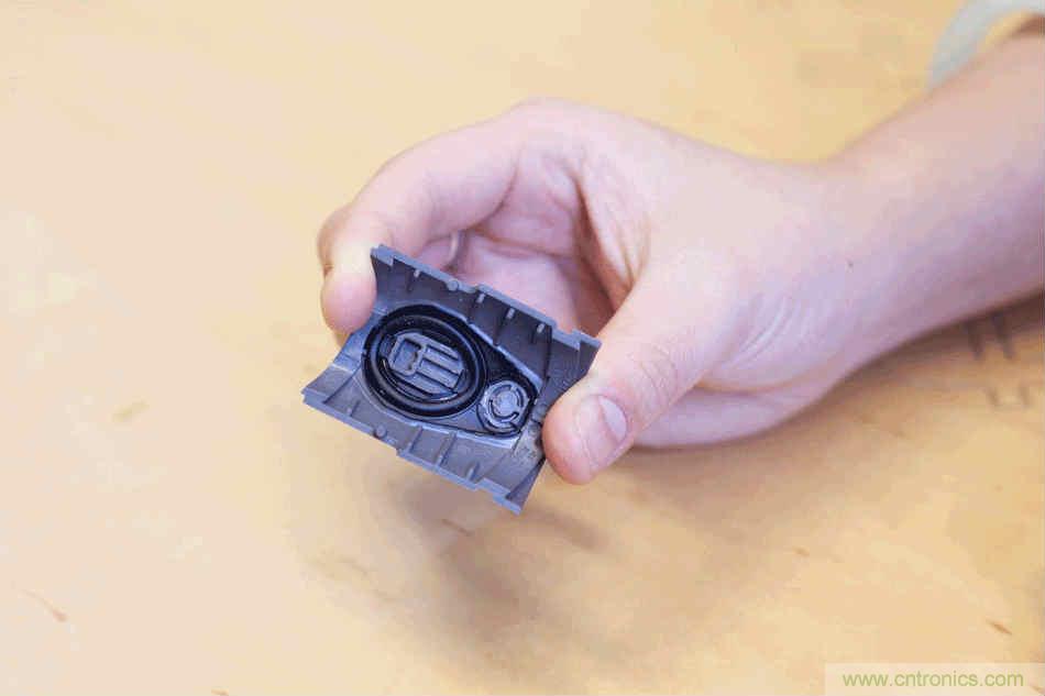 拆解戴森吹風機：近三千元的價格貴在哪？